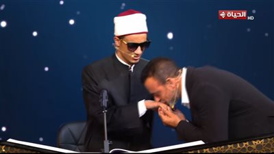 «في لفتة عفوية».. مصطفى حسني يقبّل يد متسابق في 