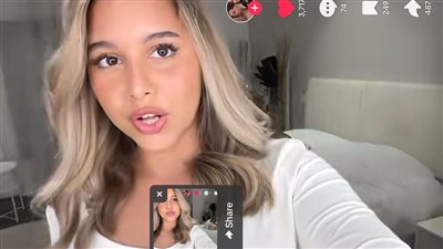 على أنغام أغنية والدتها 