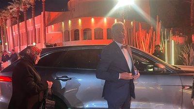 محمود حميدة يصطحب زوجته في مهرجان القاهرة السينمائي للاحتفال بعرض فيلمه 
