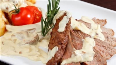 طريقة عمل اللحم بالصوص الأبيض الكريمي .. وصفة فاخرة بطعم المطاعم 