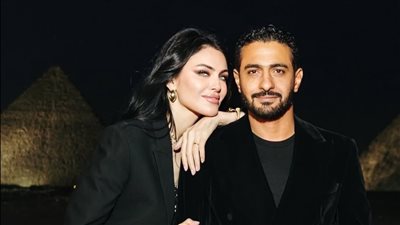 جلسة تصوير رومانسية لدارين حداد وزوجها من أمام الأهرامات