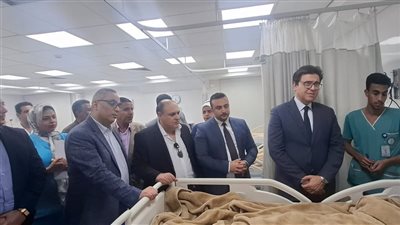 وزير الثقافة يزور طلاب أسوان المصابين في حادث طريق إسنا