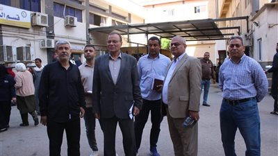 مدير مستشفيات جامعة بني سويف يقود زيارات لمتابعة الخدمات وحل مشكلات المرضى