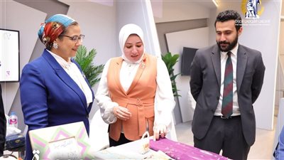 المستشارة أمل عمار تتفقد جناح المجلس القومي للمرأة