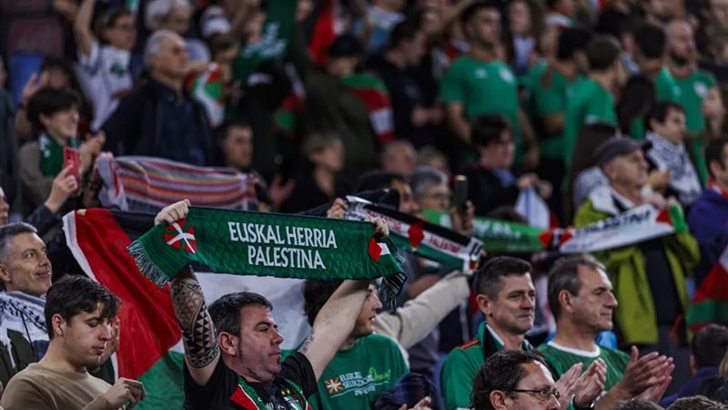 دعم فلسطين من المدرجات