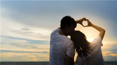 فنان شاب شهير يعيش قصة حب مع فنانة شابة والارتباط قريبًا|خاص