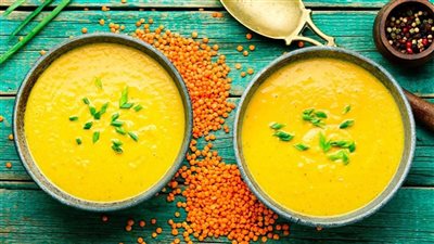 طريقة عمل شوربة العدس بخطوات بسيطة .. تعرف على فوائدها الصحية