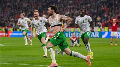 من لعنة الإصابات إلى بطل التاريخ.. باروت يعيد أيرلندا للمونديال