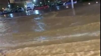 ذعر بين السكان بسبب انفجار ماسورة مياه في شارع التسعين بالتجمع