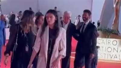 بصحبة حسين فهمي.. خالد النبوي يحضر عرض فيلمه المهاجر بمهرجان القاهرة