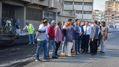 استكمال أعمال  الرصف والتطوير الجارية بشارع سعد زغلول بمدينة الزقازيق