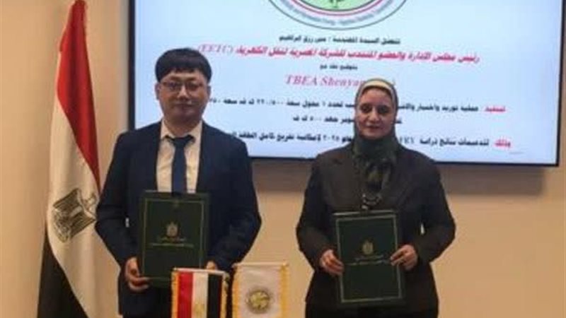 جانب من التوقيع 