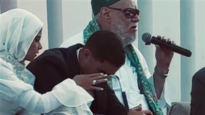 نجله الداعية عمرو خالد يشارك متابعيه لقطات من حفل زفافه ويطلب منهم الدعاء لهم 