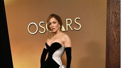 جينيفر لوبيز تخطف الأنظار بإطلالة جذابة في حفل الأوسكار 