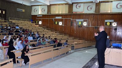 محاضرة متخصصة لطلاب الطب البشري تعزز مهارات الجراحات الميكروسكوبية قبل التخرج