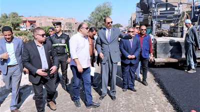 محافظ سوهاج يتفقد مشروع رصف طريق 