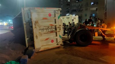 دون إصابات.. انقلاب تريلا محملة بالرمال أعلي كوبري العشرين بعين شمس