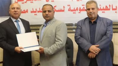 الإنسانية والتضحية.. وزير النقل يكرم عامل مزلقان لإنقاذه حياة مسن