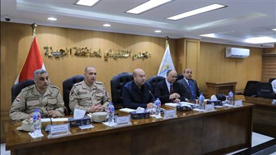 نائب محافظ الجيزة ومسئولي الهيئة الهندسية يبحثون معوقات قانون التصالح 