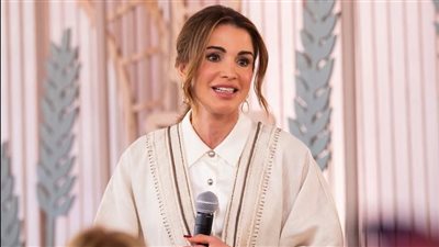 بإطلالة أنيقة ومحتشمة.. الملكة رانيا تلتقي بسيدات المفرق في أم الجمال 