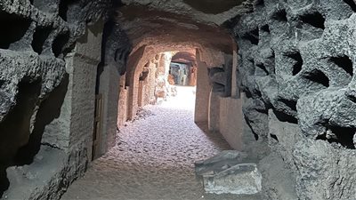 مغامرة «سراديب جحوتي».. عشرات الكيلو مترات أسفل أرض المنيا لدفن الطيور والقردة