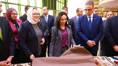 وزيرة التضامن ومحافظ الفيوم يتفقدان معرض 