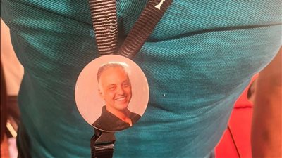 لافتة إنسانية آخرى.. الصحفيين يرتدون دبابيس بصورة ماجد هلال