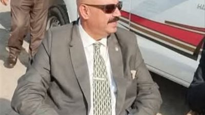 رئيس حى شرق شبرا الخيمة بمحافظة القليوبية ينقل مكتبه الشارع لمتابعة الشكاوى 