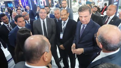 وزير الزراعة يتفقد جناح 