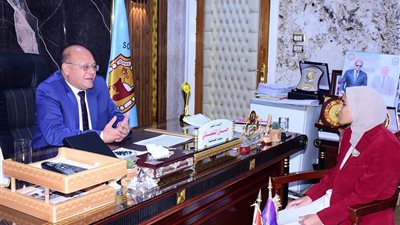 طالبة من ذوي الإعاقة بجامعة سوهاج تتألق كمذيعة وتجري حوارًا ملهمًا مع النعماني