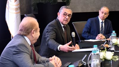الهيئة العامة للاستثمار: تبحث آليات دعم بيئة الأعمال مع مستثمري العاشر من رمضا
