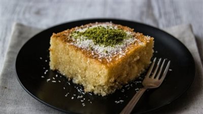 بسبوسة الطحينية وجوز الهند.. نكهة شرقية أصيلة بخطوات ولا أسهل