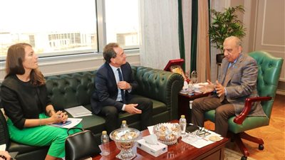 وزير الكهرباء يبحث مع سفير فرنسا بالقاهرة دعم وتعزيز فرص الشراكة والتعاون