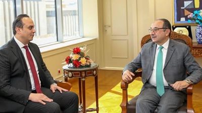 التأمين الصحي الشامل والصناعة الوطنية.. لقاء لتعزيز التكامل ودعم المنتج المحلي