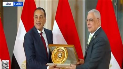 النائب العام يهدي رئيس الوزراء درع النيابة العامة ويطلع على المضبوطات الذهبية 