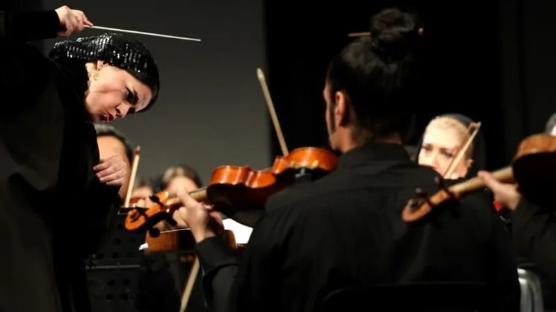 أول امرأة تقود أوركسترا