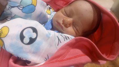 لقوها فى الزبالة.. العثور على رضيعة حديثة الولادة بالزراعات بالشرقية