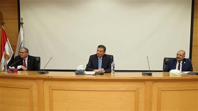 وزير الزراعة يعقد اجتماعاً موسعاً لمديري مديريات الزراعة ومسئولي حماية الأراضي