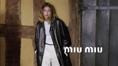 عارضة الأزياء جيجي حديد نجمة حملة Miu Miu لموسم الأعياد