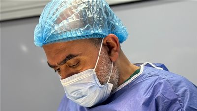 بين غرف التجميل.. طبيب تجميل يكشف عن حكايات لقلوب النساء المحطمة 