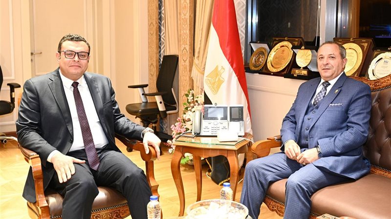 وزير الإسكان ومحافظ