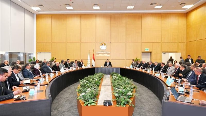 وزير الإسكان يجتمع