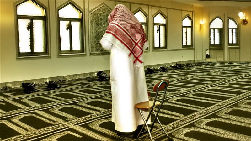 الصلاة بالقعود على