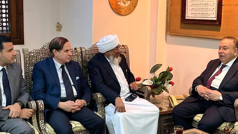 نقيب الأشراف يلتقي