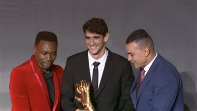 عصام الحضري يسلم ياسين بونو جائزة أفضل حارس في إفريقيا 2025