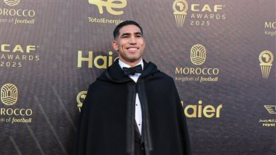 بالدراجة والزي المغربي.. أشرف حكيمي يخطف الأضواء في جوائز الأفضل في أفريقيا