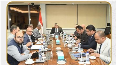 وزير الإسكان يتابع مشروعات المرافق والكهرباء بالمناطق الصناعية بعدد من المدن