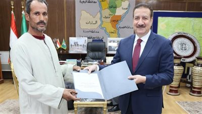 محافظ المنوفية يسلّم 11 عقد تقنين جديد لأراضي أملاك الدولة للمواطنين المستوفين