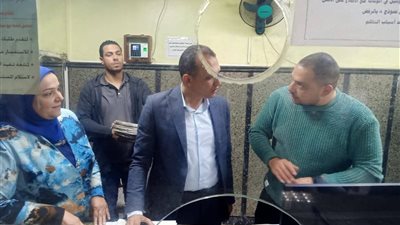 رئيس مدينة دمنهور يتابع سير العمل بالمركز التكنولوجي ويعتمد نماذج التصالح 