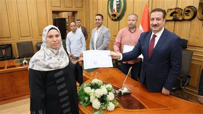 محافظ المنوفية يسلم شهادات تدريب ومكافأة مالية لخريجات البرنامج المهني